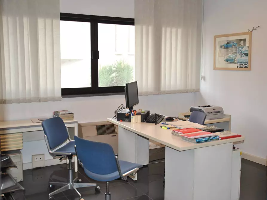 Immagine 23 di Locale commerciale in vendita  a San Giuliano Terme