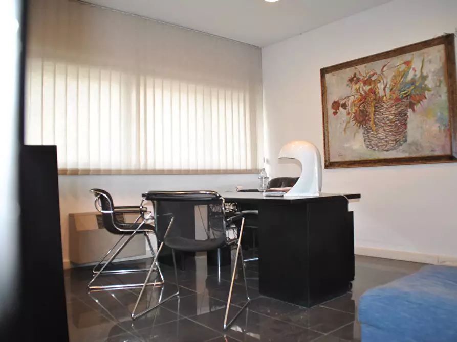 Immagine 24 di Locale commerciale in vendita  a San Giuliano Terme