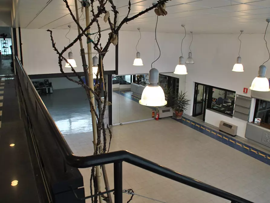 Immagine 21 di Locale commerciale in vendita  a San Giuliano Terme