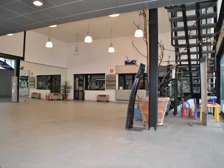 Immagine 9 di Locale commerciale in vendita  a San Giuliano Terme