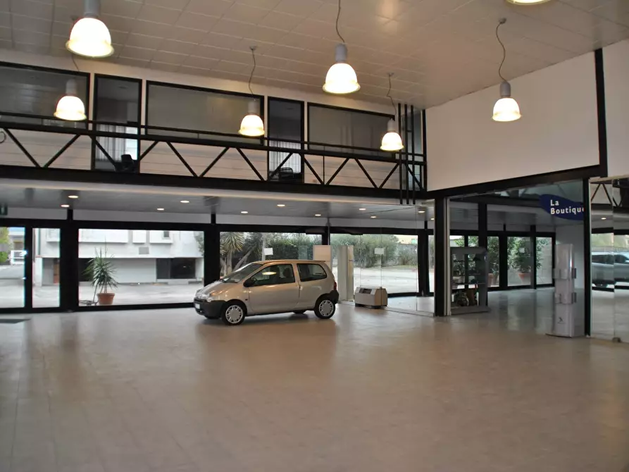 Immagine 7 di Locale commerciale in vendita  a San Giuliano Terme