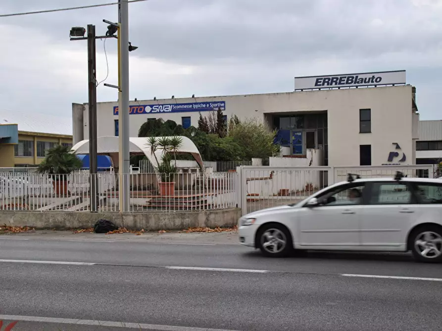 Immagine 6 di Locale commerciale in vendita  a San Giuliano Terme