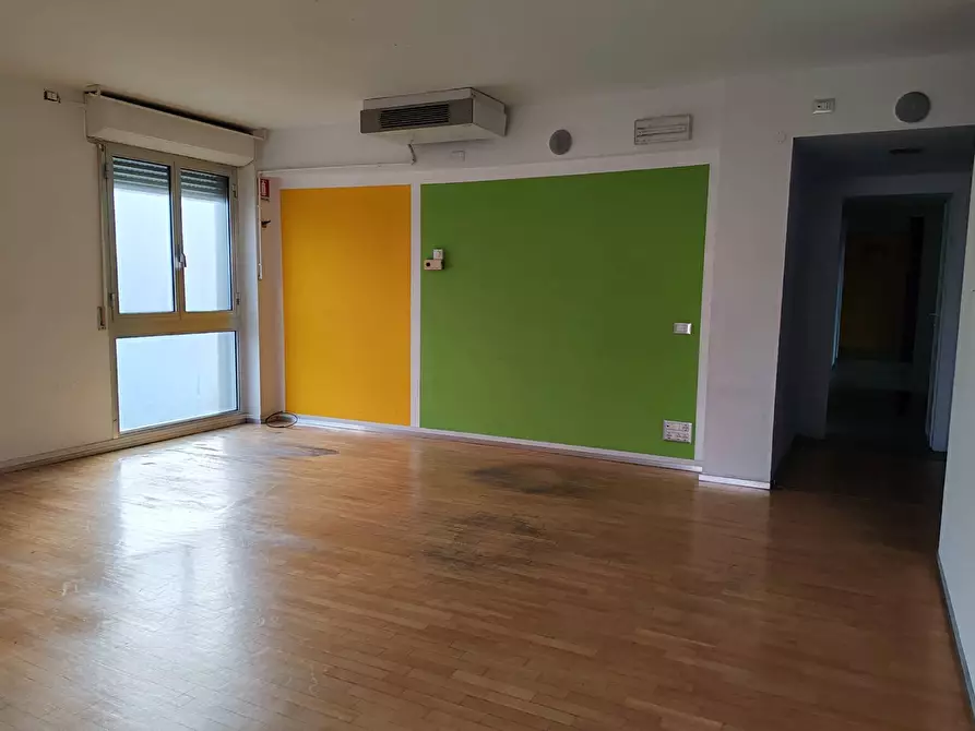 Immagine 12 di Ufficio in affitto  a San Giuliano Terme
