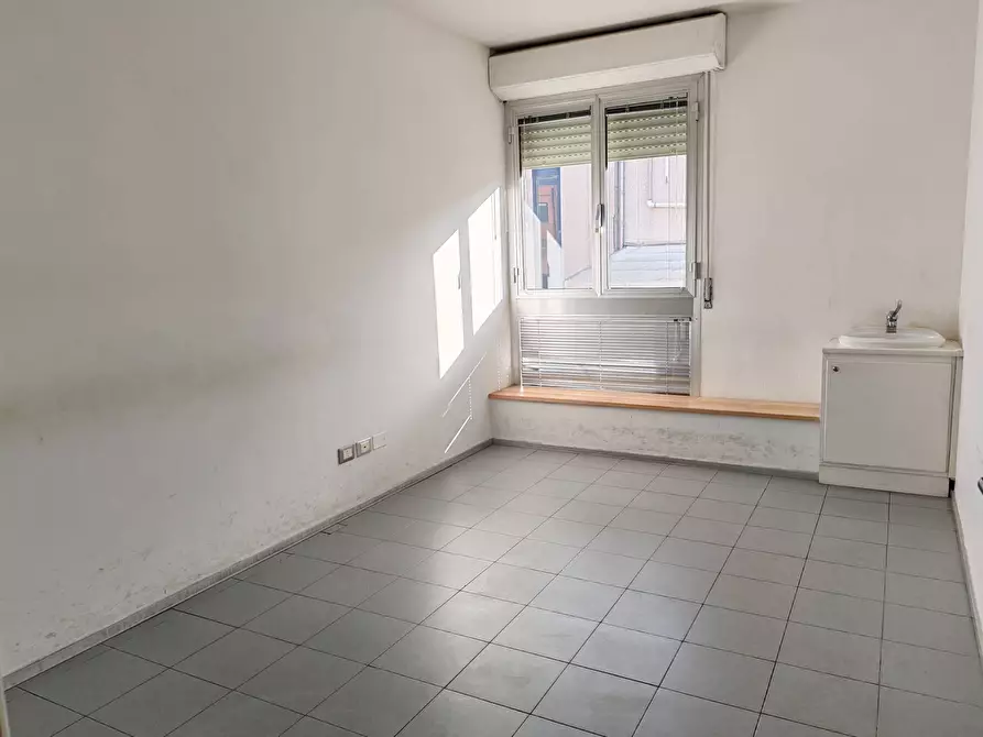 Immagine 15 di Ufficio in affitto  a San Giuliano Terme