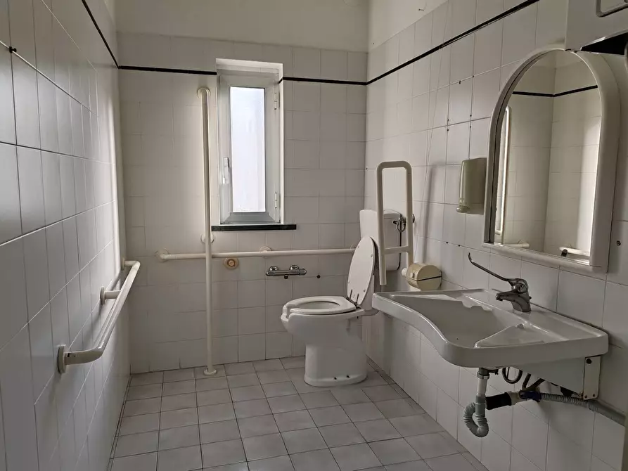 Immagine 16 di Ufficio in affitto  a San Giuliano Terme