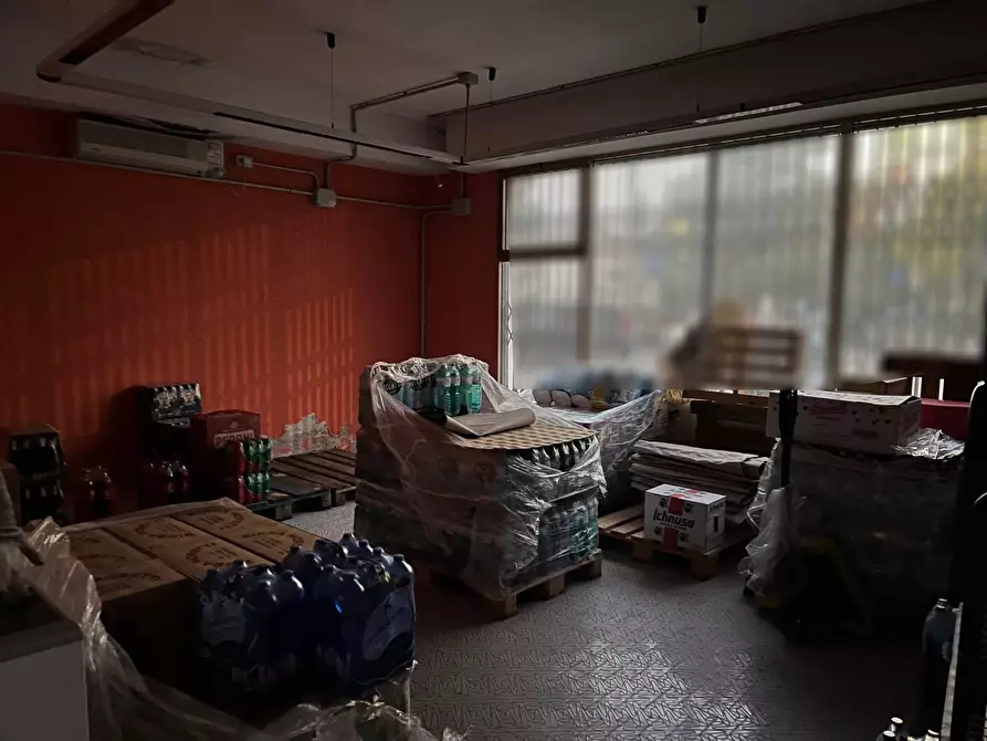 Immagine 2 di Locale commerciale in vendita  a Pisa