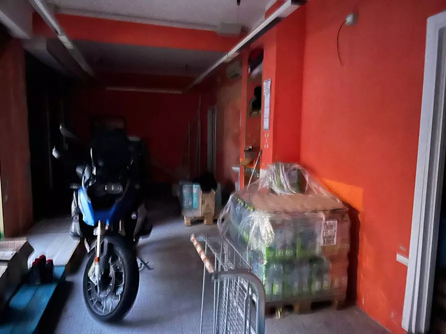 Immagine 4 di Locale commerciale in vendita  a Pisa