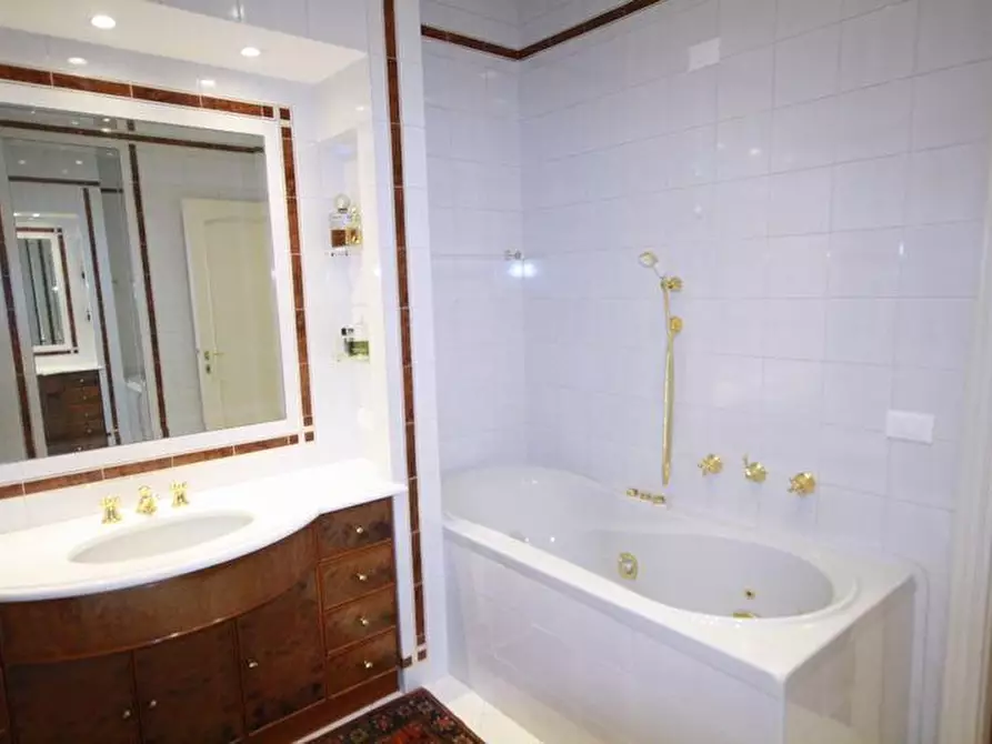 Immagine 41 di Appartamento in affitto  a Lucca