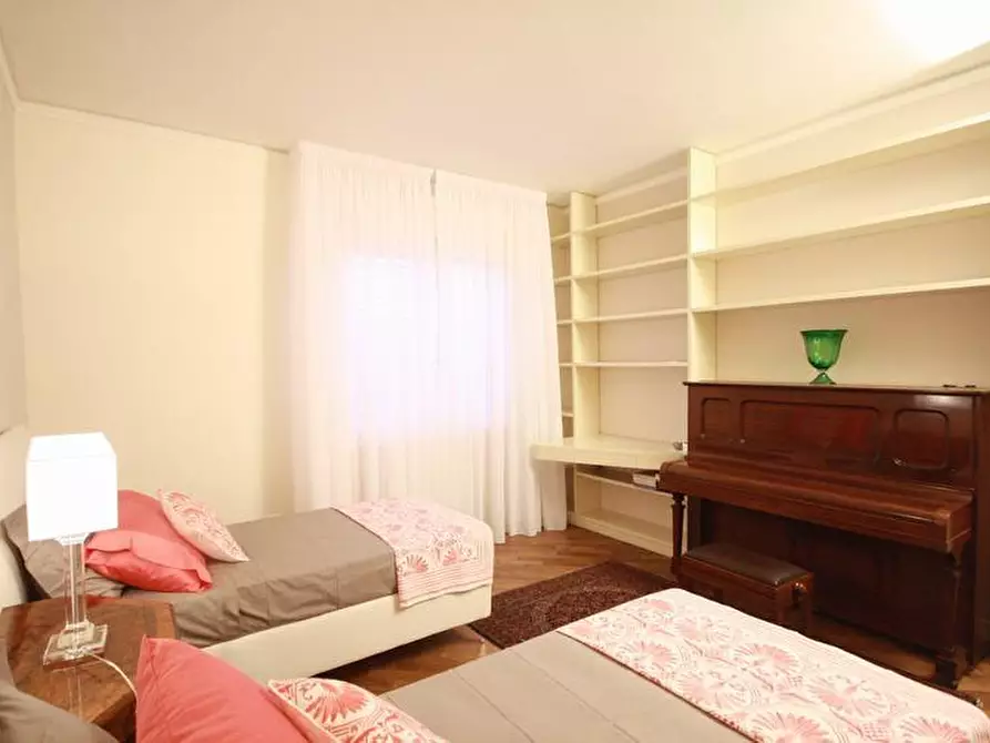 Immagine 52 di Appartamento in affitto  a Lucca