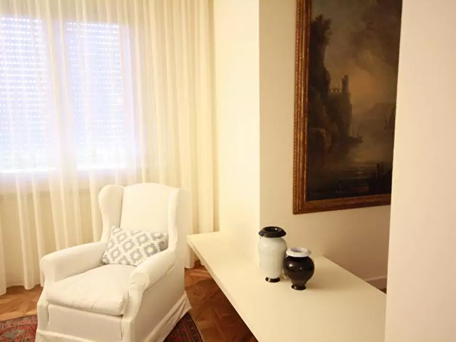 Immagine 78 di Appartamento in affitto  a Lucca
