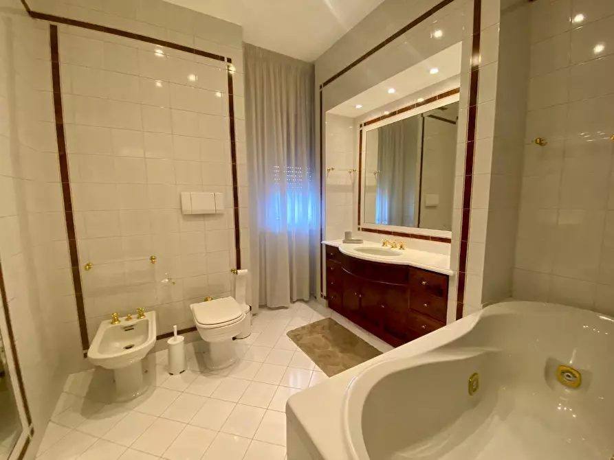 Immagine 21 di Appartamento in affitto  a Lucca