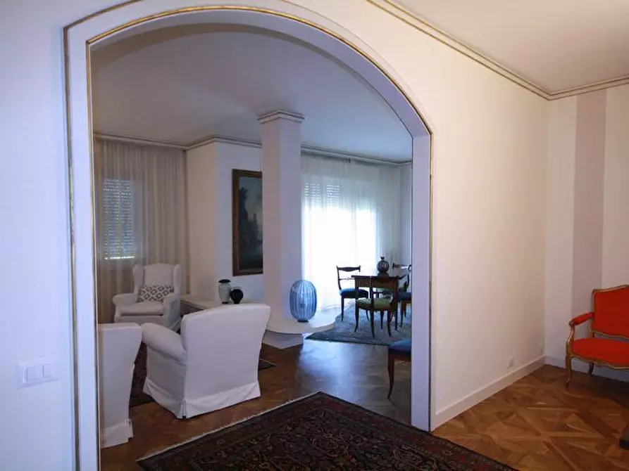 Immagine 38 di Appartamento in affitto  a Lucca