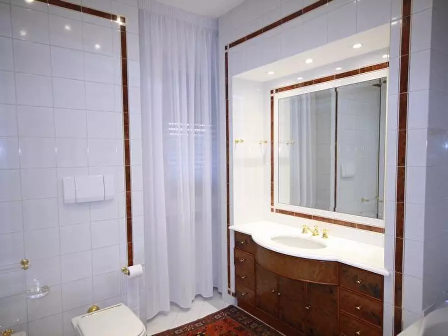 Immagine 42 di Appartamento in affitto  a Lucca