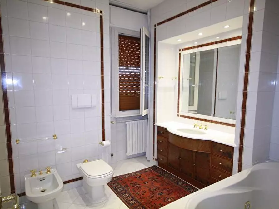 Immagine 40 di Appartamento in affitto  a Lucca