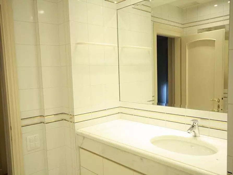 Immagine 59 di Appartamento in affitto  a Lucca