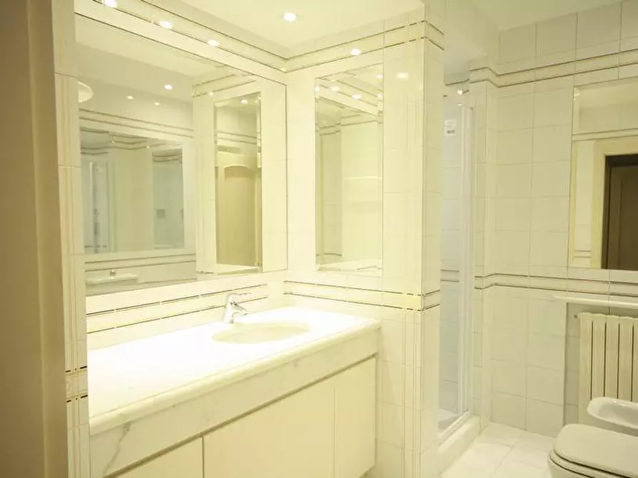 Immagine 55 di Appartamento in affitto  a Lucca