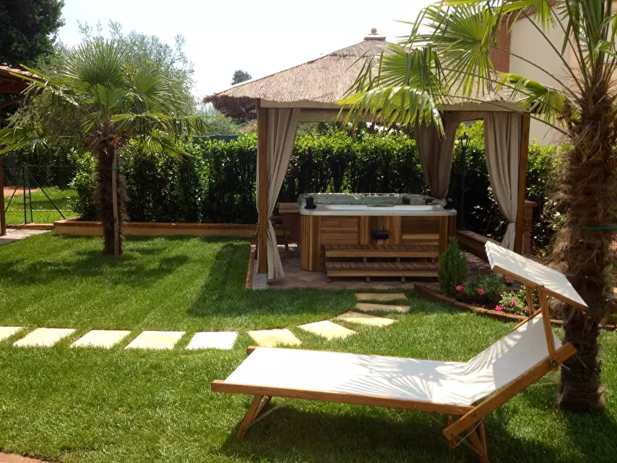 Immagine 1 di Appartamento in affitto  a Lucca