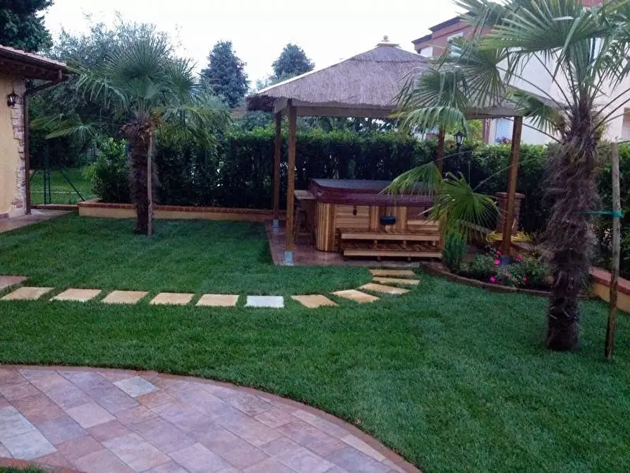 Immagine 11 di Appartamento in affitto  a Lucca