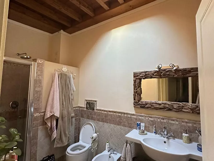 Immagine 13 di Appartamento in affitto  a Lucca