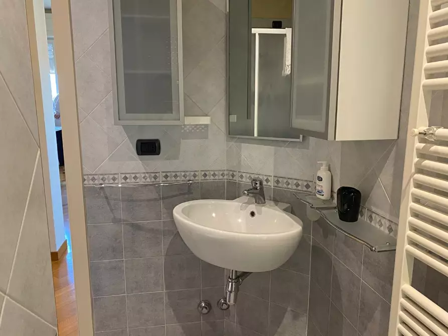 Immagine 17 di Appartamento in affitto  a Lucca