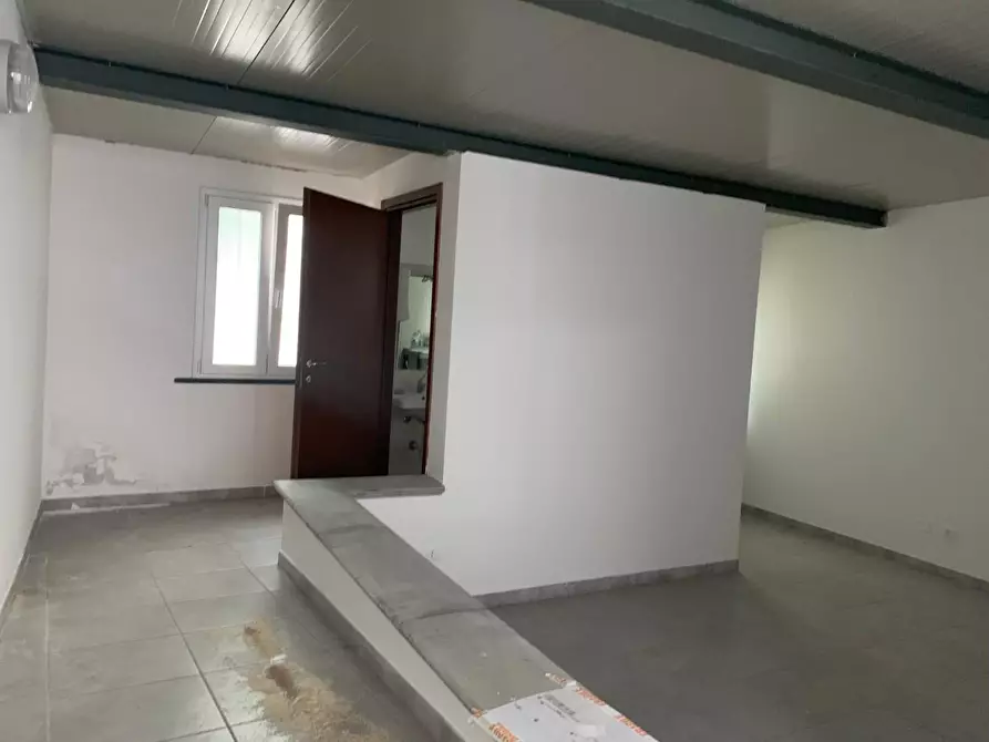 Immagine 2 di Locale commerciale in affitto  a San Giuliano Terme