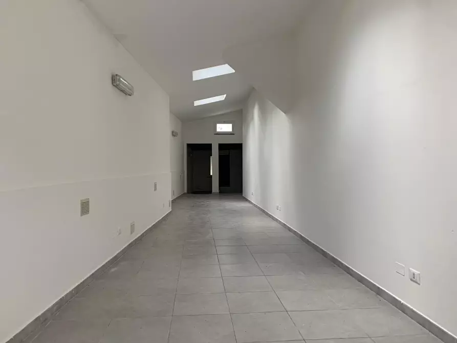 Immagine 1 di Locale commerciale in affitto  a San Giuliano Terme