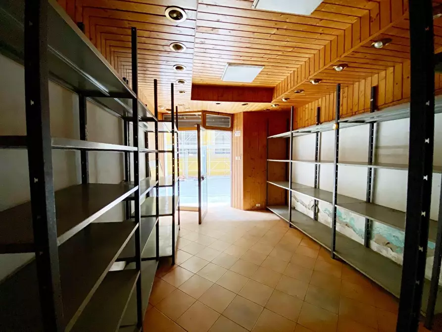 Immagine 2 di Magazzino in vendita  a Pisa