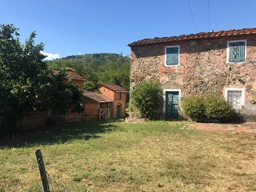 Immagine 2 di Casa colonica in vendita  a Montecatini Terme