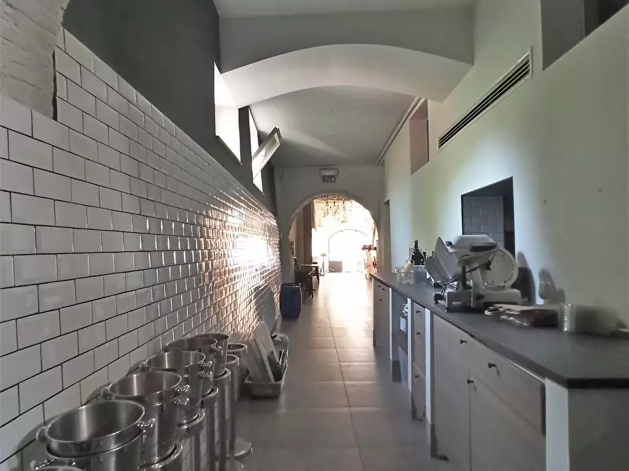 Immagine 4 di Locale commerciale in vendita  a Lucca