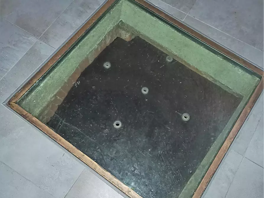 Immagine 8 di Locale commerciale in vendita  a Lucca