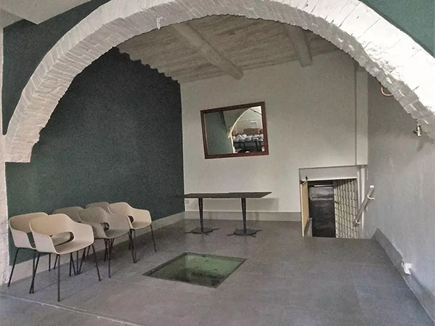 Immagine 7 di Locale commerciale in vendita  a Lucca