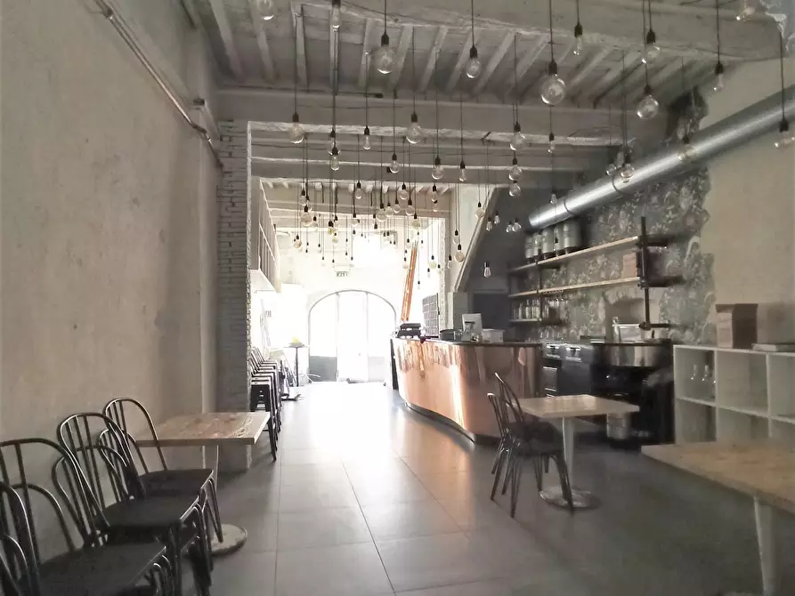 Immagine 3 di Locale commerciale in vendita  a Lucca