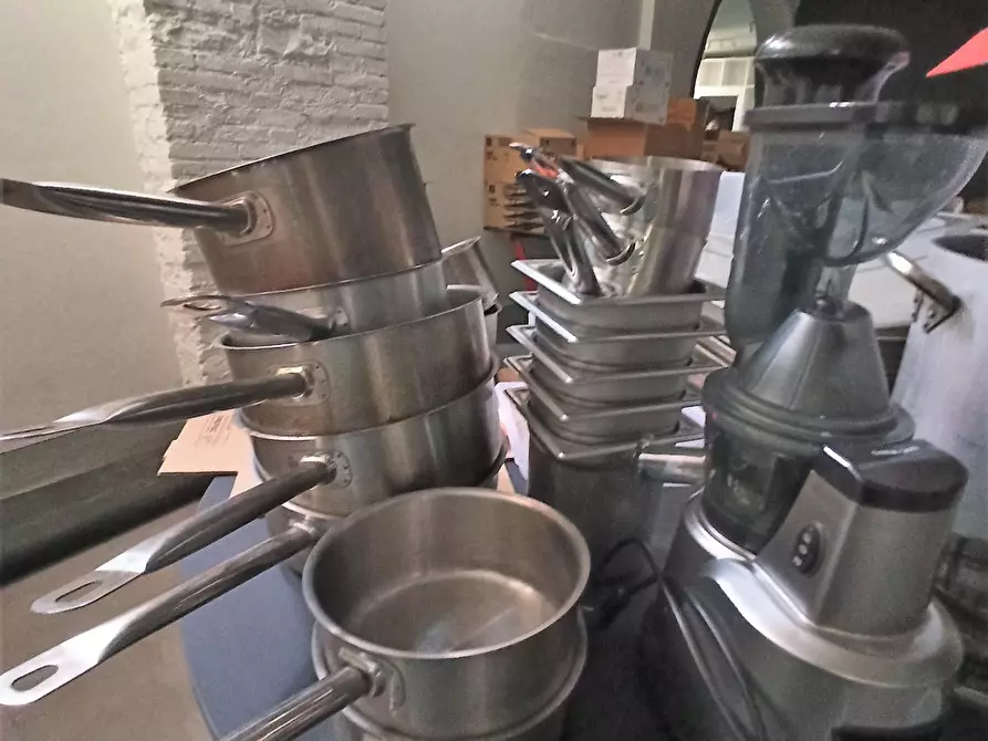 Immagine 11 di Locale commerciale in vendita  a Lucca