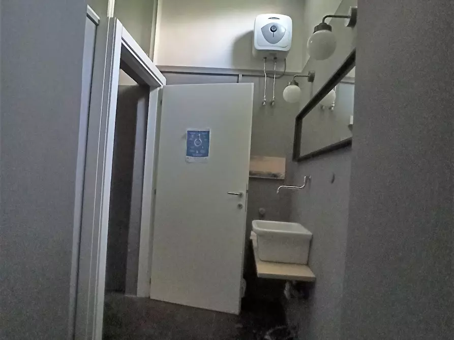 Immagine 13 di Locale commerciale in vendita  a Lucca