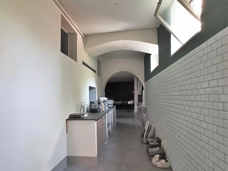 Immagine 5 di Locale commerciale in vendita  a Lucca