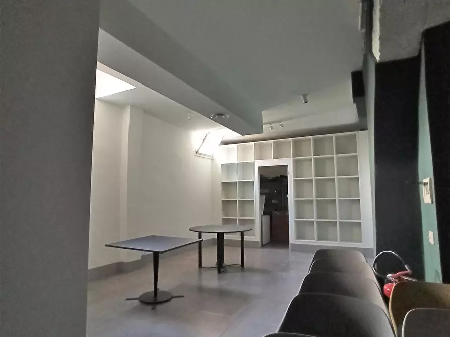 Immagine 10 di Locale commerciale in vendita  a Lucca