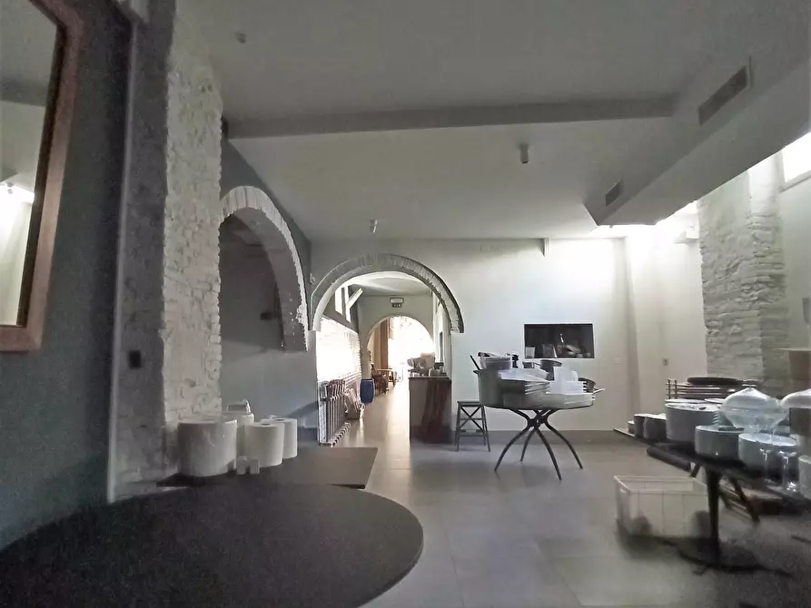 Immagine 6 di Locale commerciale in vendita  a Lucca