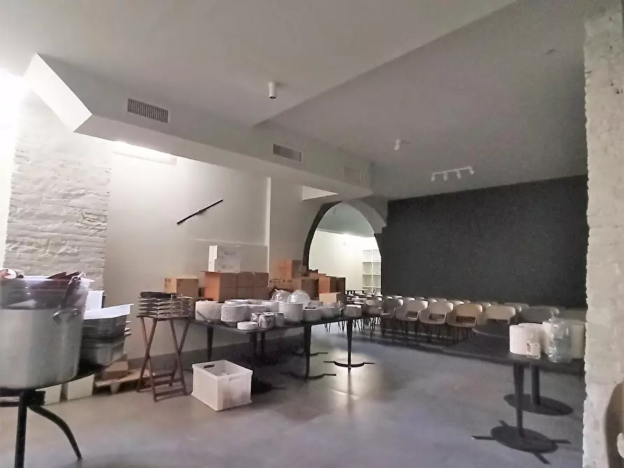 Immagine 9 di Locale commerciale in vendita  a Lucca