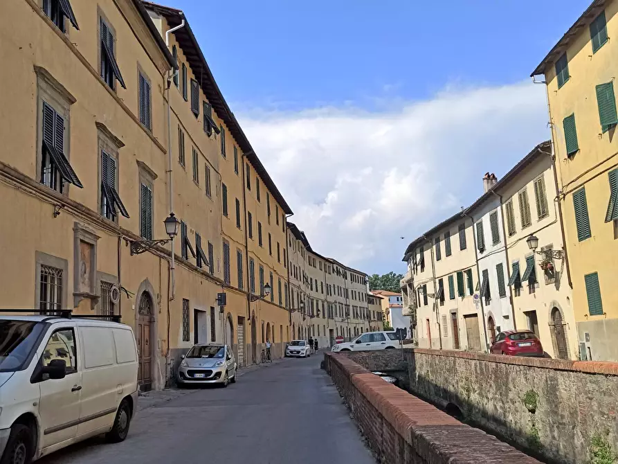 Immagine 16 di Locale commerciale in vendita  a Lucca