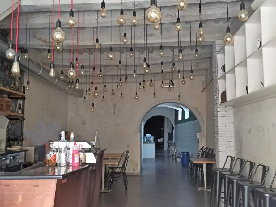 Immagine 2 di Locale commerciale in vendita  a Lucca