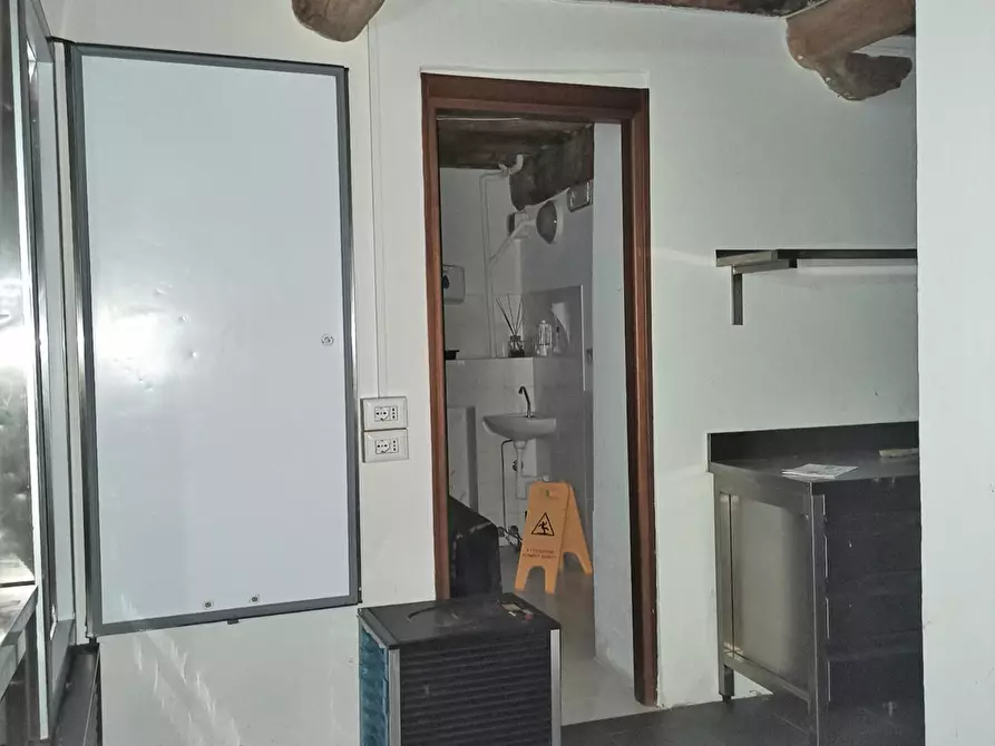 Immagine 15 di Locale commerciale in vendita  a Lucca