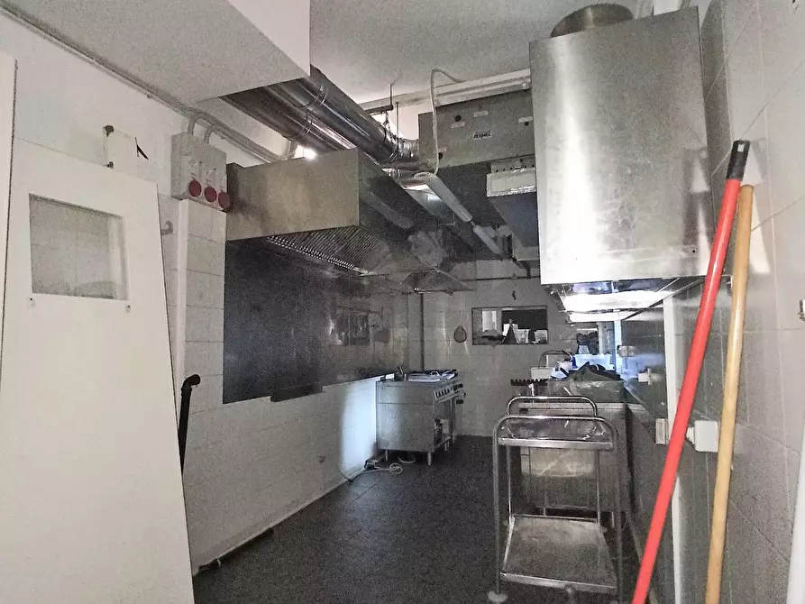 Immagine 12 di Locale commerciale in vendita  a Lucca