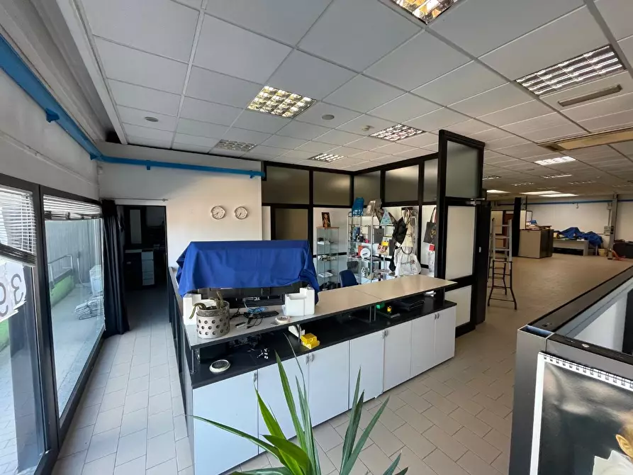 Immagine 2 di Attività artigianale in vendita  a Arezzo