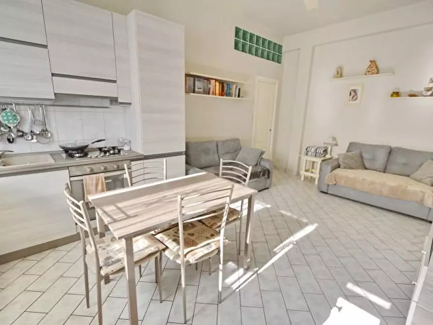 Immagine 6 di Appartamento in vendita  a Montignoso