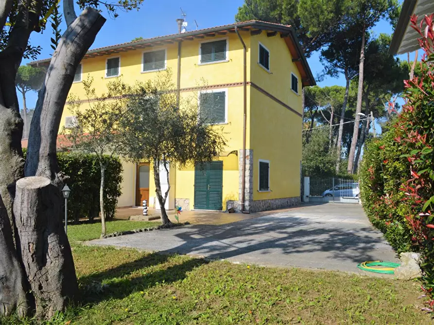 Immagine 1 di Casa bifamiliare in vendita  a Pietrasanta