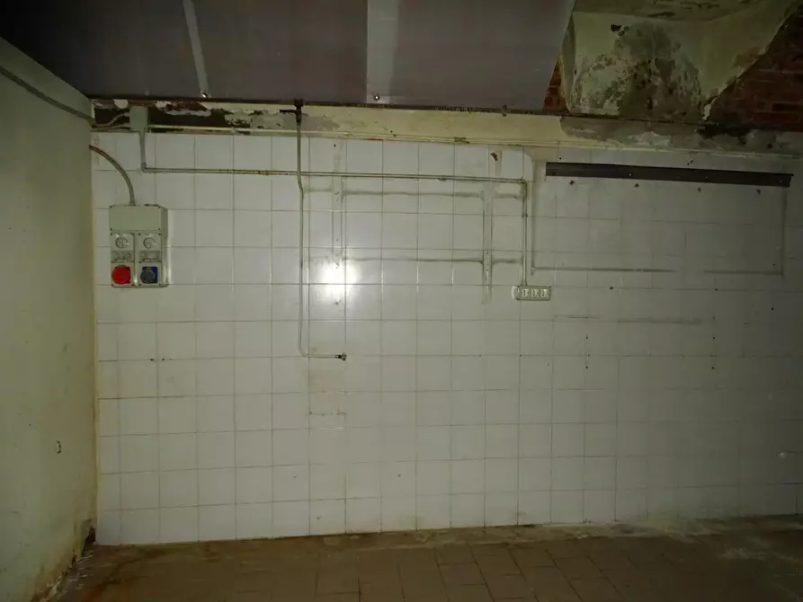 Immagine 30 di Locale commerciale in vendita  a San Miniato