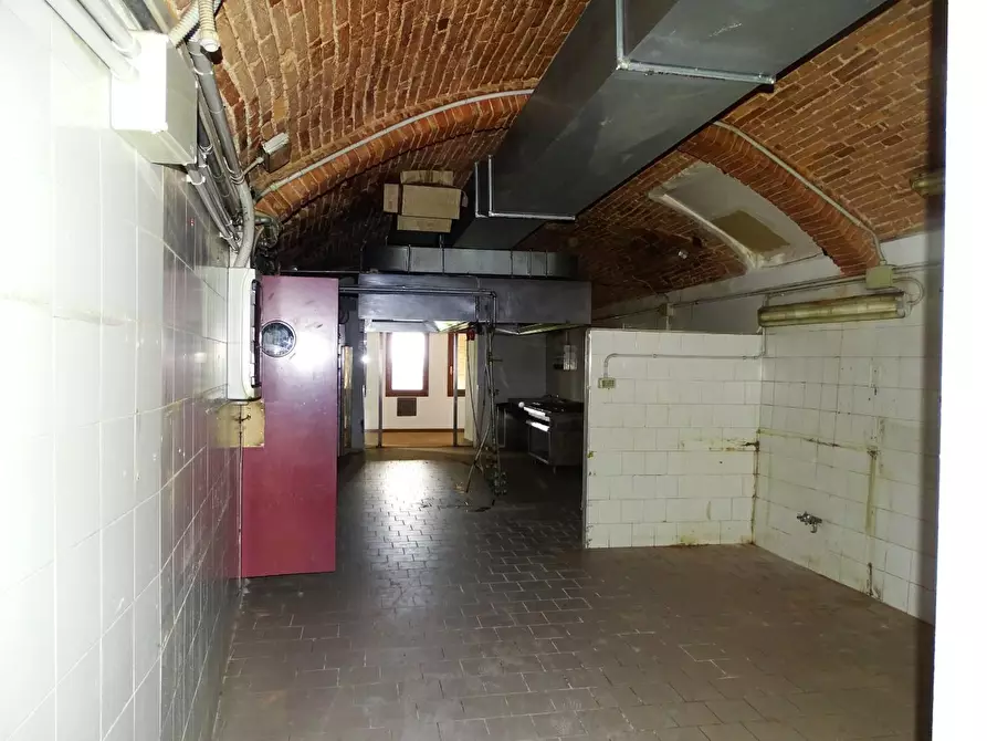 Immagine 27 di Locale commerciale in vendita  a San Miniato