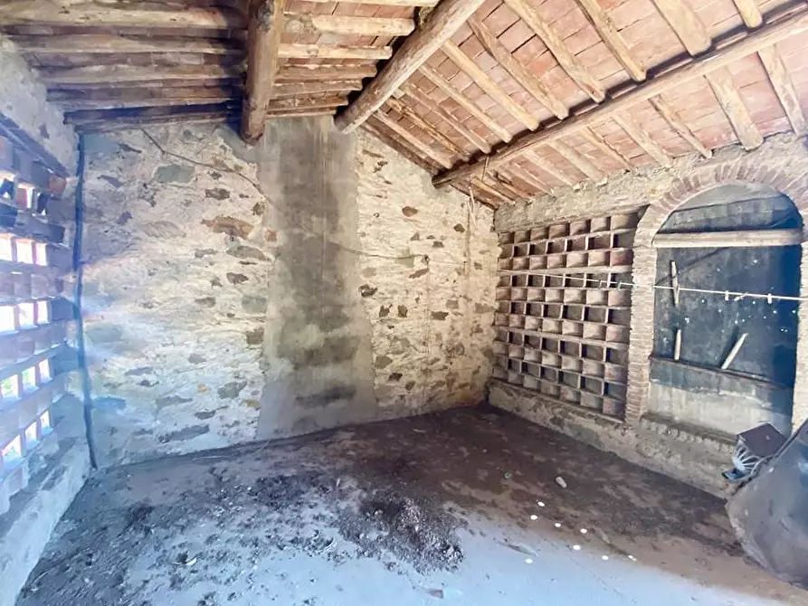 Immagine 39 di Rustico / casale in vendita  a Capannori