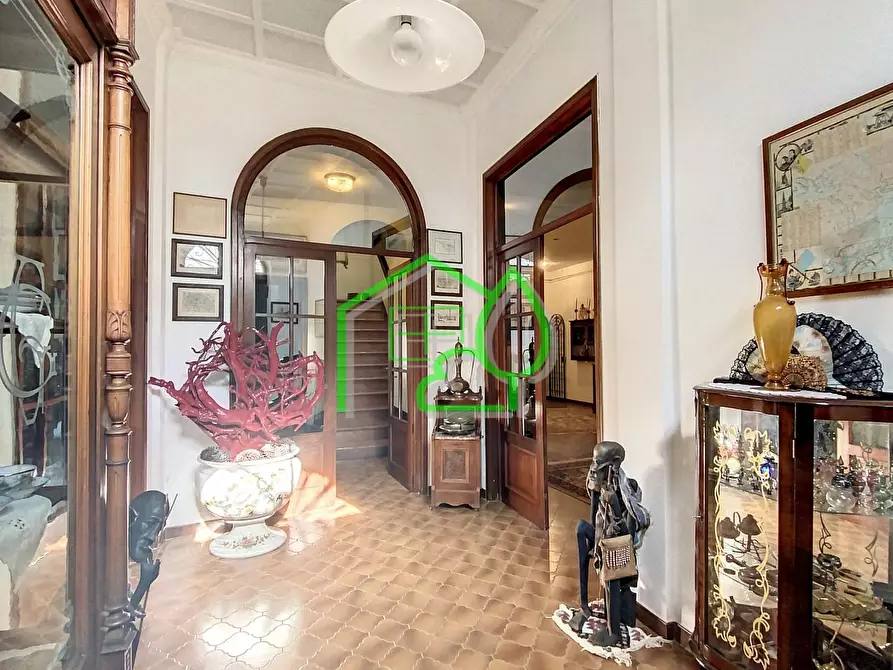 Immagine 2 di Villa in vendita  a Viareggio