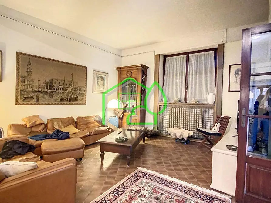 Immagine 3 di Villa in vendita  a Viareggio